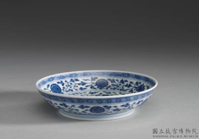 图片[2]-Dish with Indian lotus scrolls in underglaze blue, Qing dynasty, Qianlong reign (1736-1795)-China Archive